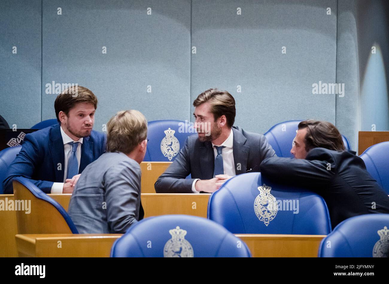2022-07-06 10:58:42 LA HAYE - Gideon van Meijren (FVD), Pepijn van Houwelingen (FVD), Freek Jansen (FVD) et Thierry Baudet (FVD) pendant une réglementation des activités à la Chambre des représentants. Une majorité de la Chambre a voté contre la proposition d'un débat d'urgence au sujet de la protestation d'un agriculteur qui est sorti de la main. Les manifestants ont essayé de conduire sur les officiers, que la police a tiré. ANP BART MAAT pays-bas hors - belgique hors Banque D'Images