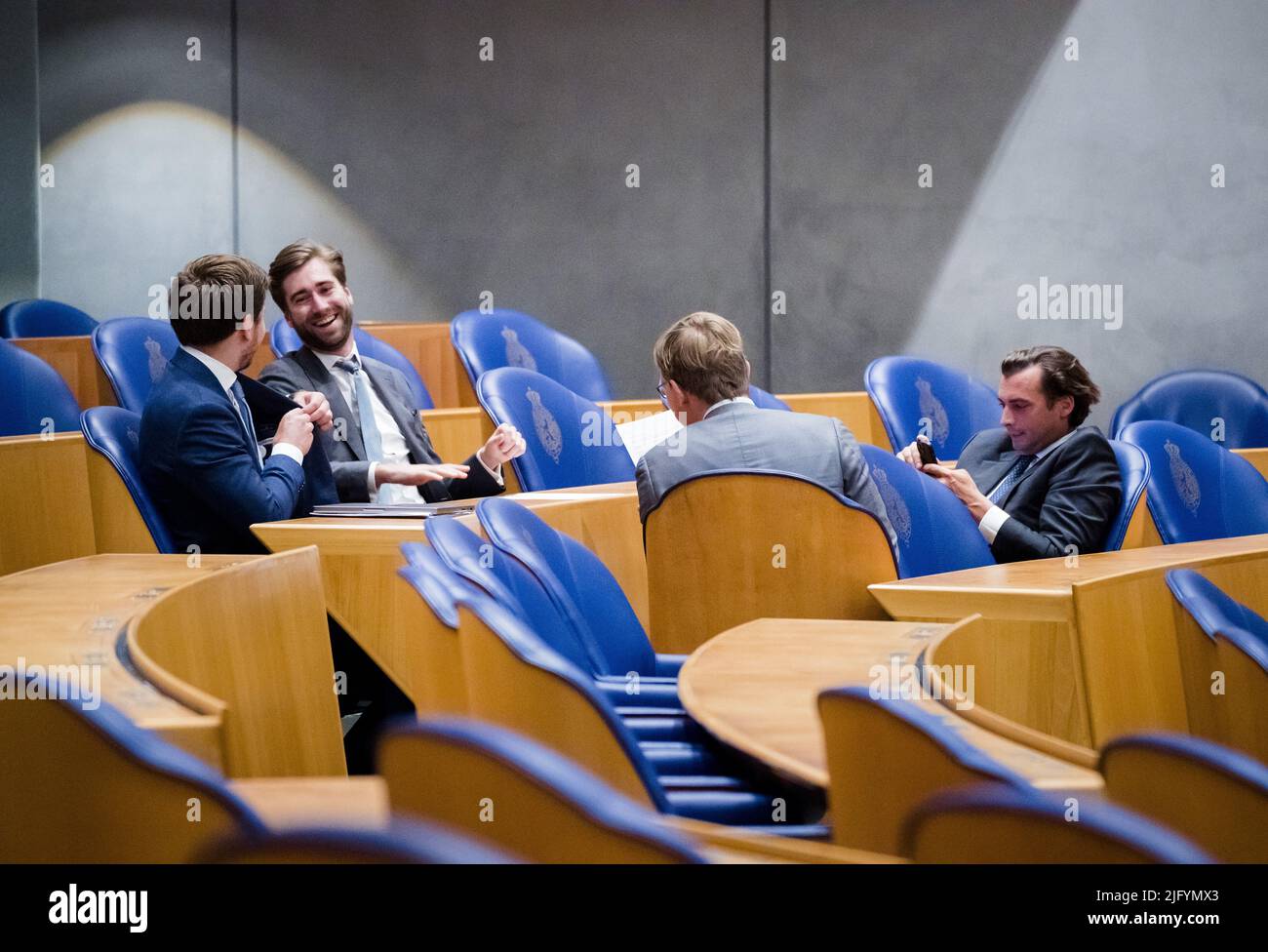 2022-07-06 11:00:04 LA HAYE - Gideon van Meijren (FVD), Pepijn van Houwelingen (FVD), Freek Jansen (FVD) et Thierry Baudet (FVD) pendant une réglementation des activités à la Chambre des représentants. Une majorité de la Chambre a voté contre la proposition d'un débat d'urgence au sujet de la protestation d'un agriculteur qui est sorti de la main. Les manifestants ont essayé de conduire sur les officiers, que la police a tiré. ANP BART MAAT pays-bas hors - belgique hors Banque D'Images