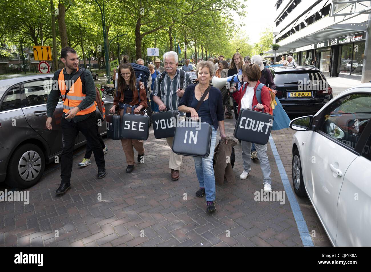 2022-07-06 09:32:06 AMSTERDAM - Fossielvrij NL et Reclame Fossielvrij pendant leur marche à la cour d'Amsterdam. La Fossielvrij NL Foundation poursuit une action en justice contre KLM. L'organisation environnementale croit que la compagnie aérienne induit toujours les consommateurs en erreur en leur faisant des annonces sur le vol durable. ANP EVERT ELZINGA pays-bas sortie - belgique sortie Banque D'Images