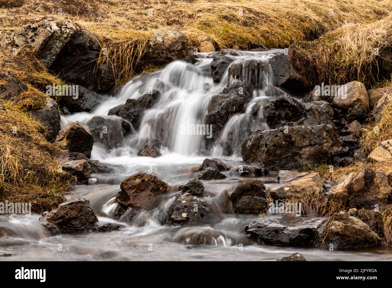 Vue rapprochée d'un ruisseau pittoresque dans la vallée de Reykjavadalur, le long d'un sentier de randonnée populaire, près de Hveragerði, en Islande Banque D'Images
