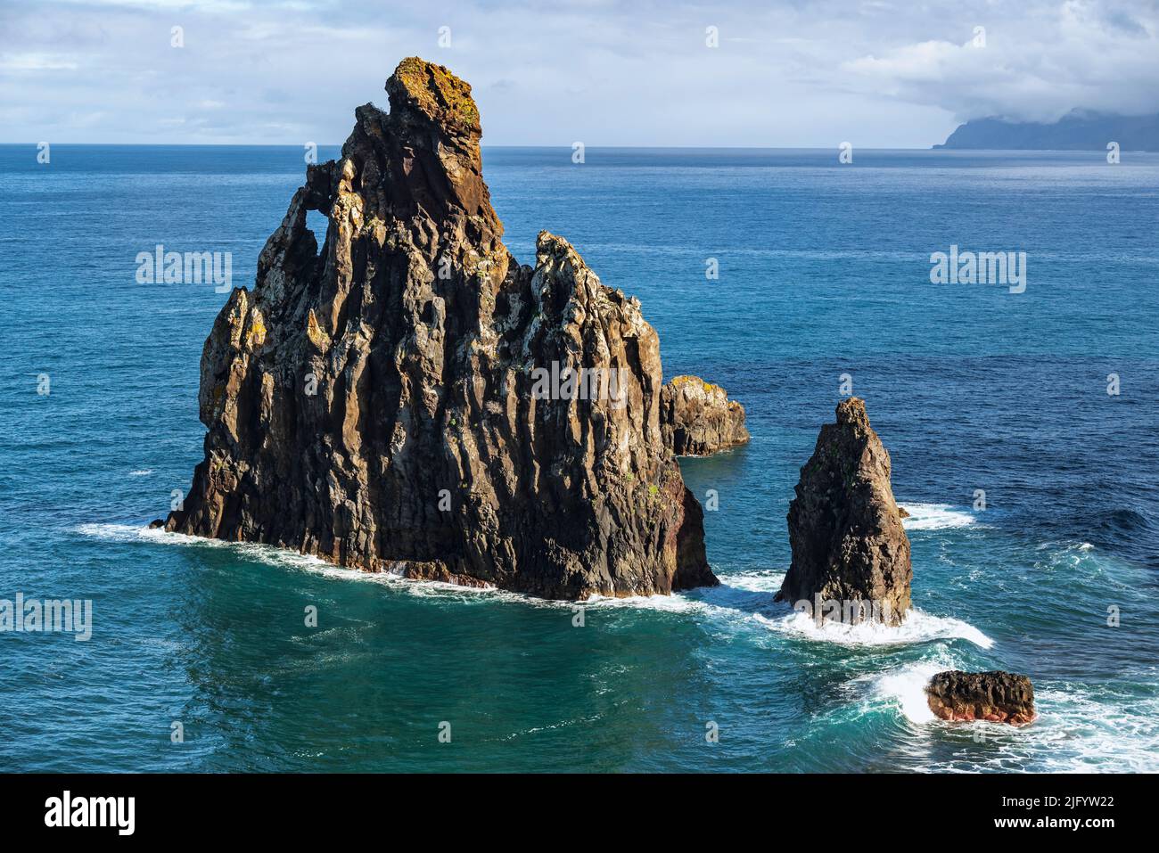Vue en hauteur des îlots rocheux « Ilheus da Ribeira da Janela » sous un ciel bleu clair. Les rochers forment un célèbre point de repère sur la rive nord de l'i Banque D'Images