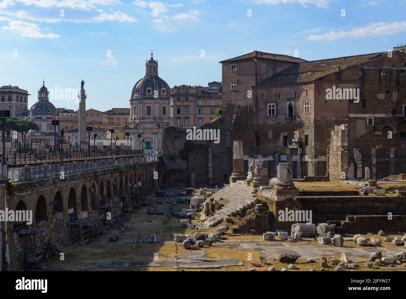 Les marchés de Trajan près de la via dei Fori Imperiali, la grande route qui relie la Piazza Venezia au Colisée Banque D'Images