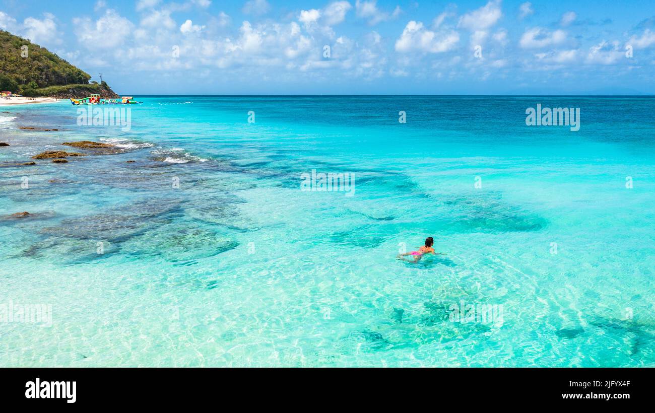 Belle femme en train de nager dans le cristal de la mer des Caraïbes, Antigua, Antigua-et-Barbuda, les îles Leeward, les Antilles, Caraïbes, Amérique centrale Banque D'Images