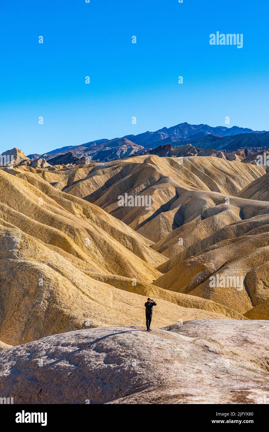 Randonneur dans les formations de grès colorées, Zabriskie point, Vallée de la mort, Californie, États-Unis d'Amérique, Amérique du Nord Banque D'Images