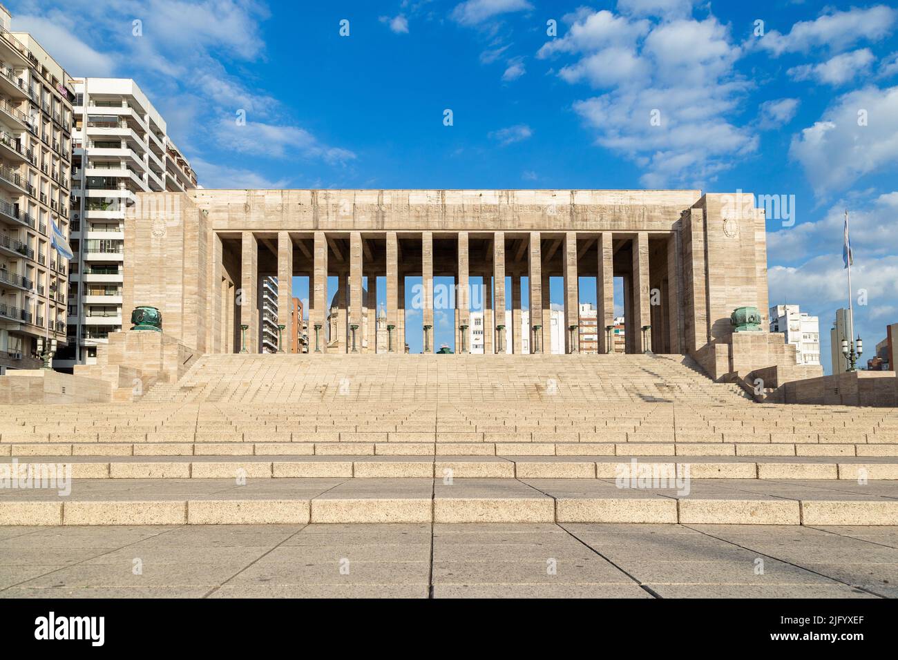 ROSARIO, ARGENTINE - 12 MARS 2021 : Monument du drapeau national. Vue sur le Triumphal Propylaea de ​​the Homeland et les escaliers en premier plan. Banque D'Images