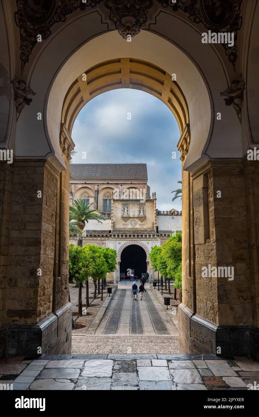 Porte de la Grande Mosquée (Mezquita) et de la Cathédrale de Cordoue, site classé au patrimoine mondial de l'UNESCO, Cordoue, Andalousie, Espagne, Europe Banque D'Images