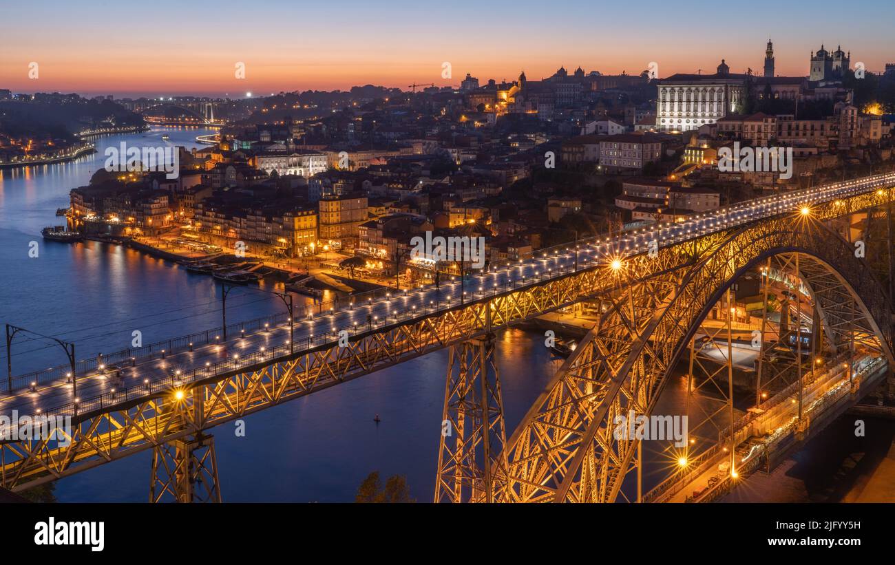 Porto avec pont Ponte Dom Luis I sur le fleuve Douro la nuit, Porto, Portugal, Europe Banque D'Images