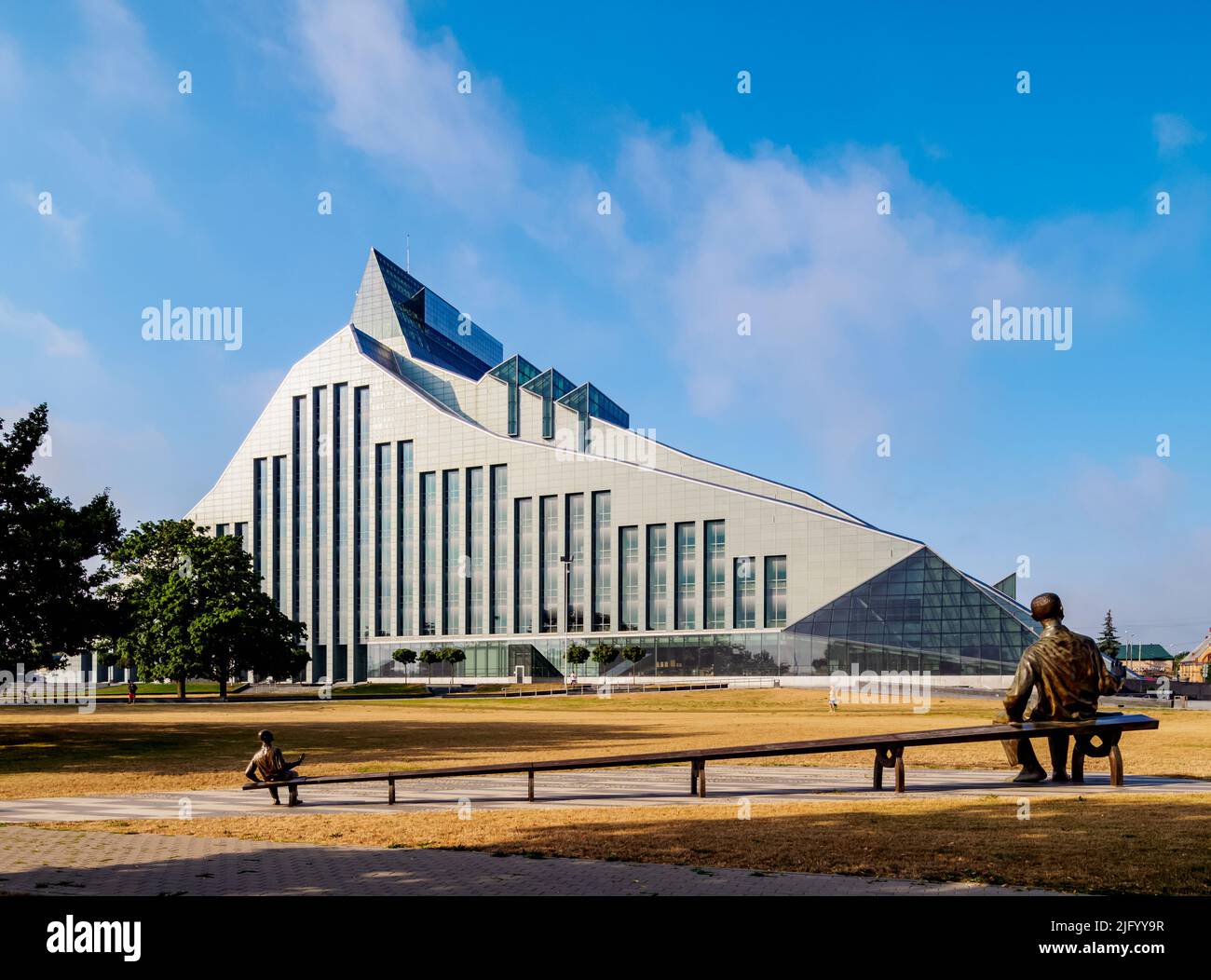 Deux Rainis Sculpture d'Aigars Bikse devant la Bibliothèque nationale de Lettonie, Riga, Lettonie, Europe Banque D'Images