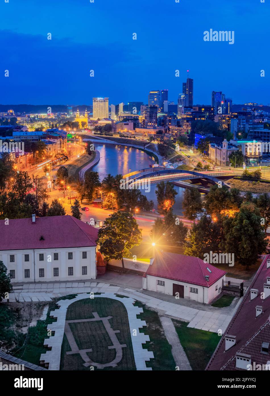 Vue sur la rivière Neris vers Snipiskes, Nouveau centre ville, crépuscule, Vilnius, Lituanie, Europe Banque D'Images
