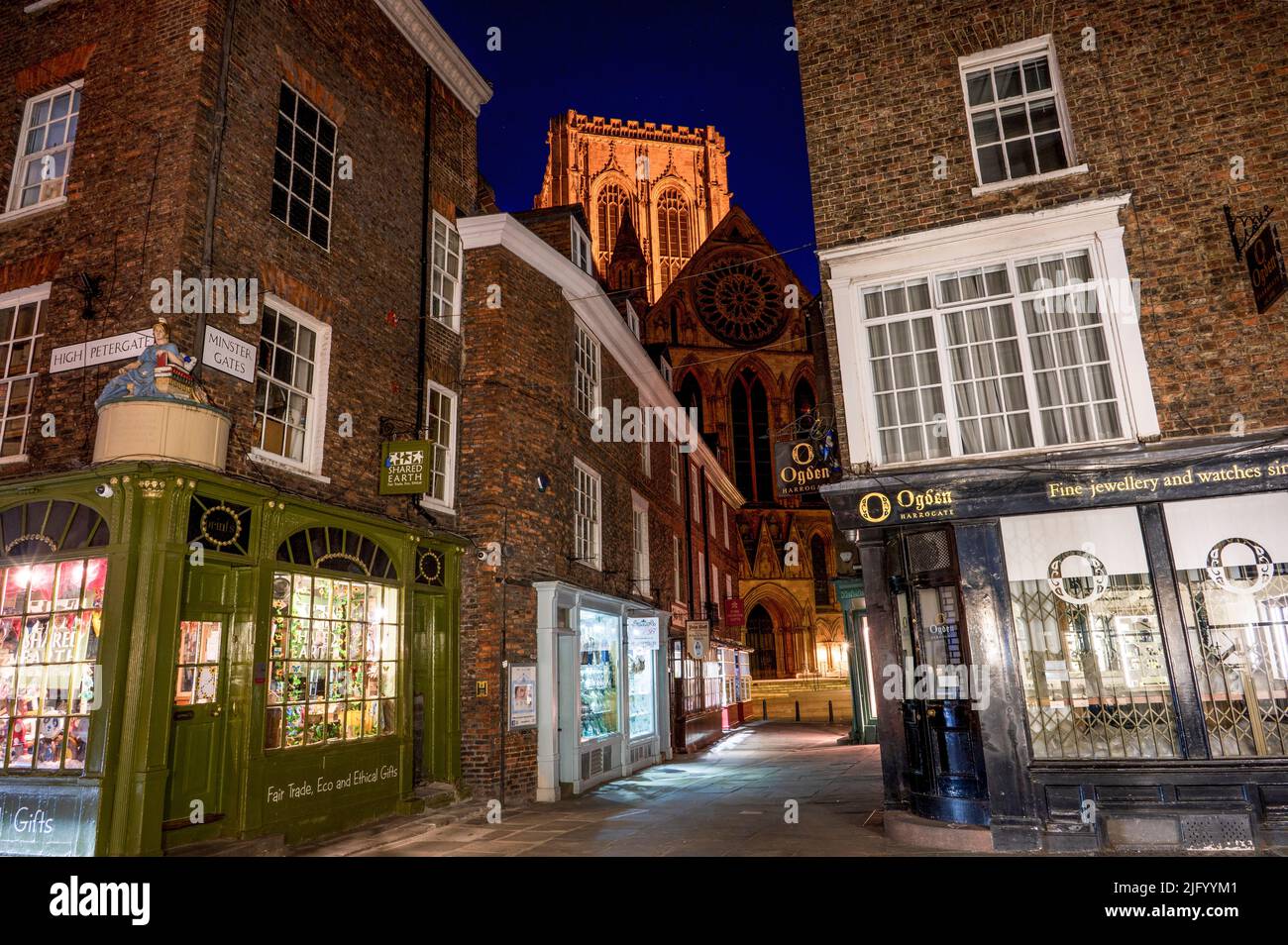 Vue en soirée sur Minster Gates et York Minster, ville de York, North Yorkshire, Angleterre, Royaume-Uni, Europe Banque D'Images