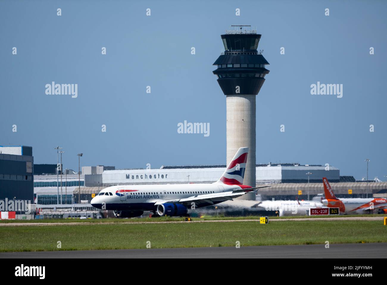 British Airways débarque à l'aéroport de Manchester, Manchester, Angleterre, Royaume-Uni, Europe Banque D'Images