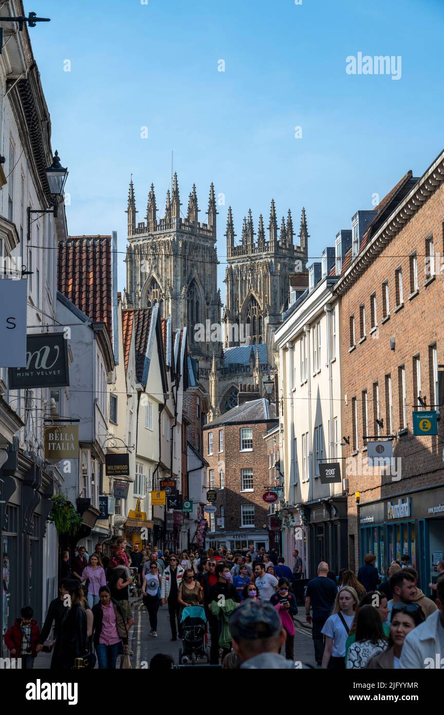 Touristes dans la rue avec vue sur York Minster, York, North Yorkshire, Angleterre, Royaume-Uni, Europe Banque D'Images
