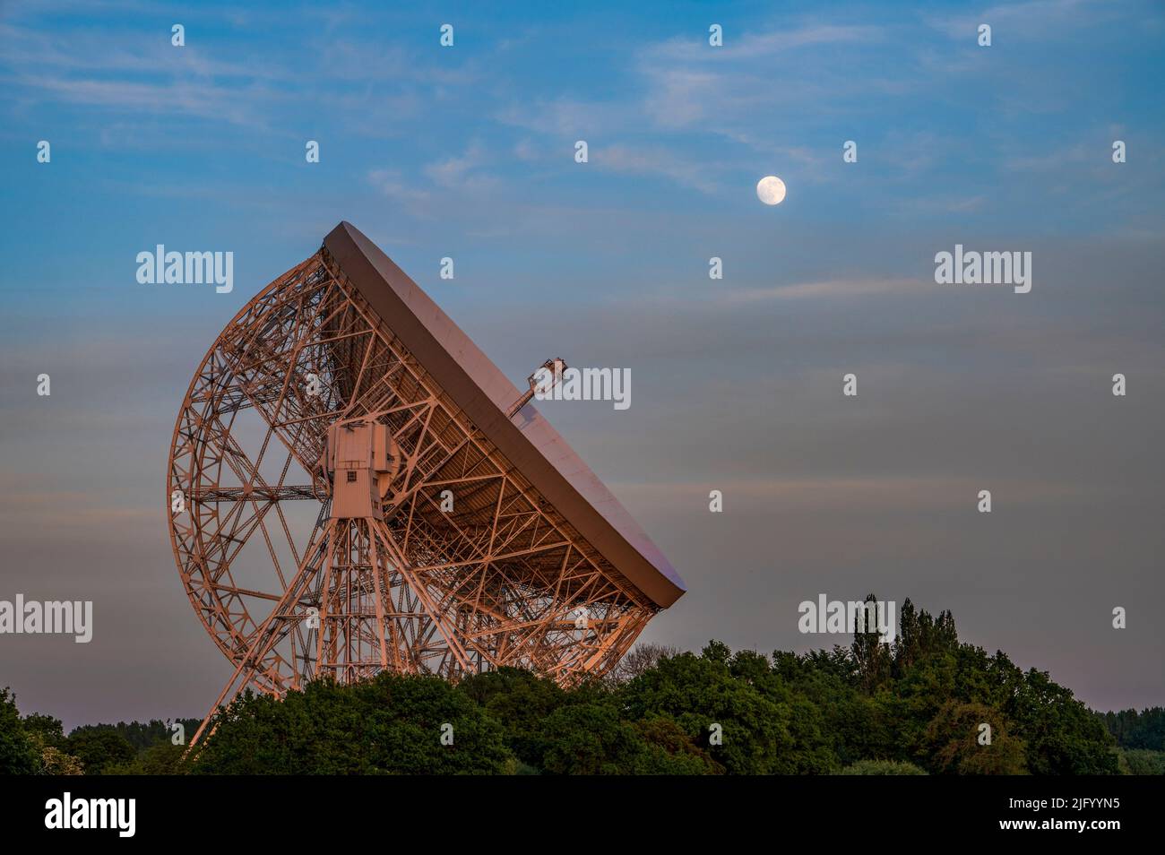 The Lovell Mark I Giant radio Telescope avec alignement parfait avec la pleine lune, Jodrell Bank, Cheshire, Angleterre, Royaume-Uni, Europe Banque D'Images