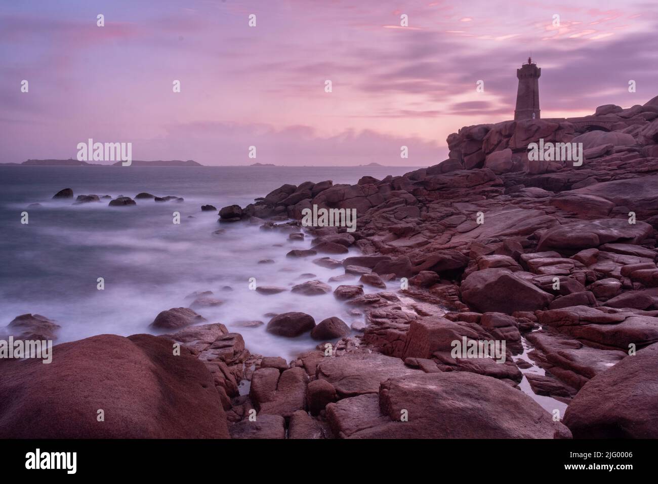 Coucher de soleil rose exposition longue au phare de Ploumanach avec la côte de granit rose, Côtes d'Armor, Bretagne, France, Europe Banque D'Images