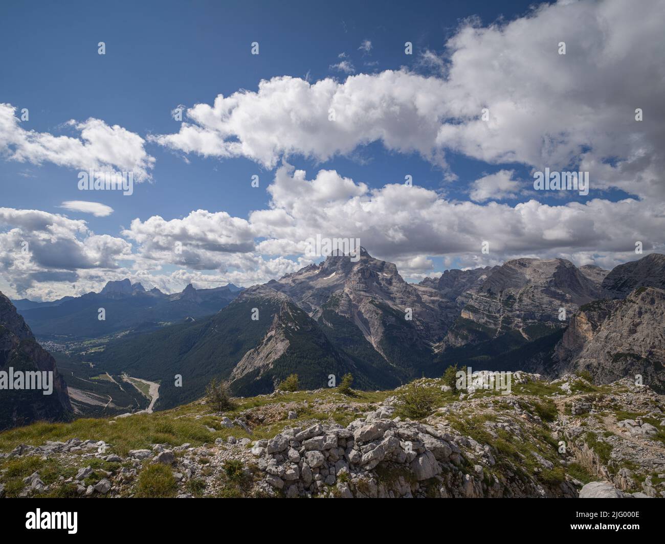 Vue sur Tofane depuis le sommet de Croda dell'Ancona, Dolomites, Vénétie, Italie, Europe Banque D'Images