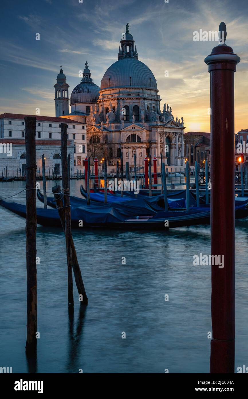 Coucher de soleil sur la basilique della Salute, Punta della Dogana, Venise, site classé au patrimoine mondial de l'UNESCO, Vénétie, Italie, Europe Banque D'Images