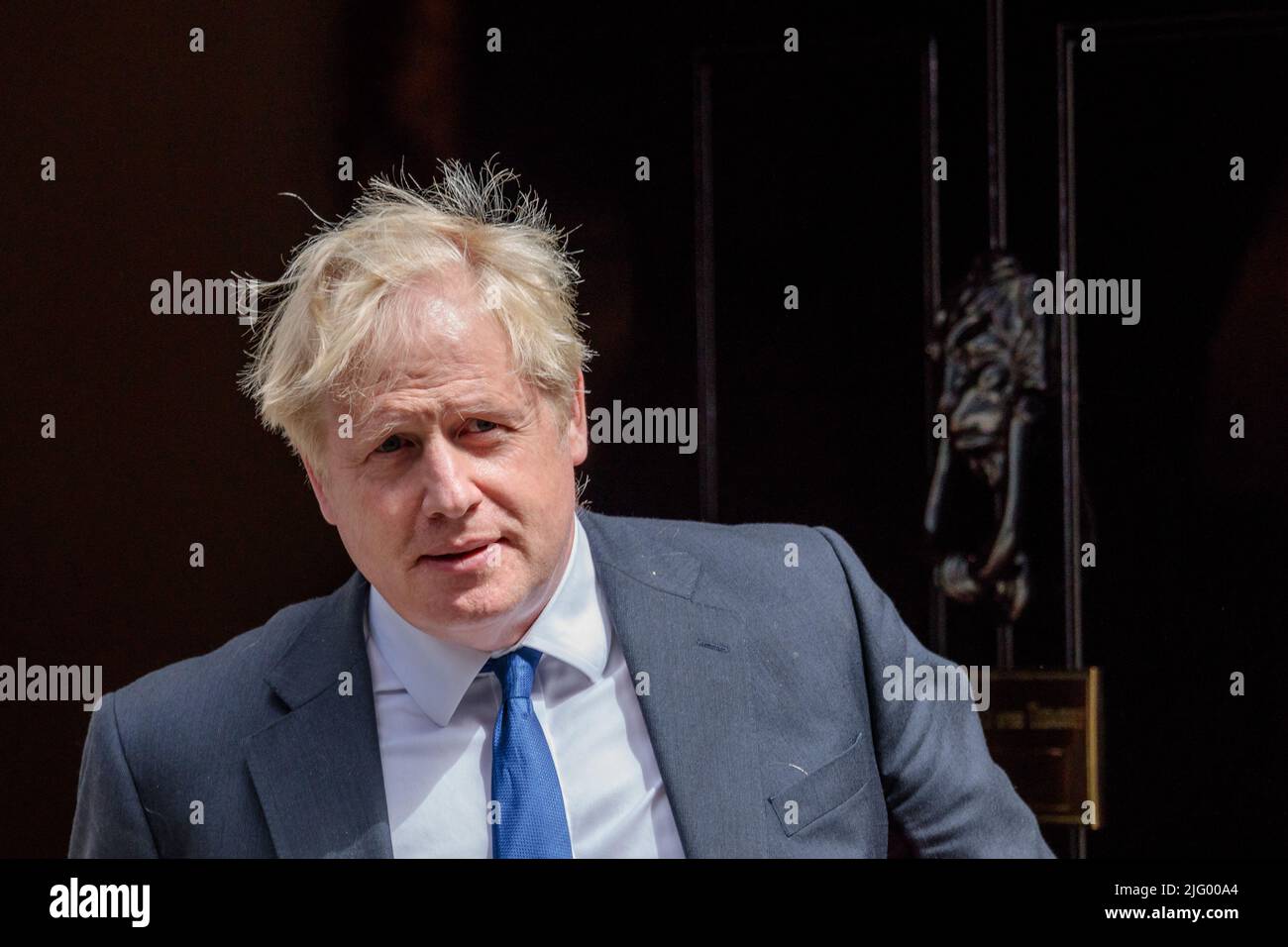 Downing Street, Londres, Royaume-Uni. 6th juillet 2022. Le Premier ministre britannique, Boris Johnson, quitte la rue numéro 10 Downing pour assister à la séance hebdomadaire des questions du Premier ministre (PMQ) à la Chambre des communes à la suite de la double démission de Sajid Javid et Rishi Sunak hier et de plusieurs autres aujourd'hui. Amanda Rose/Alamy Live News Banque D'Images