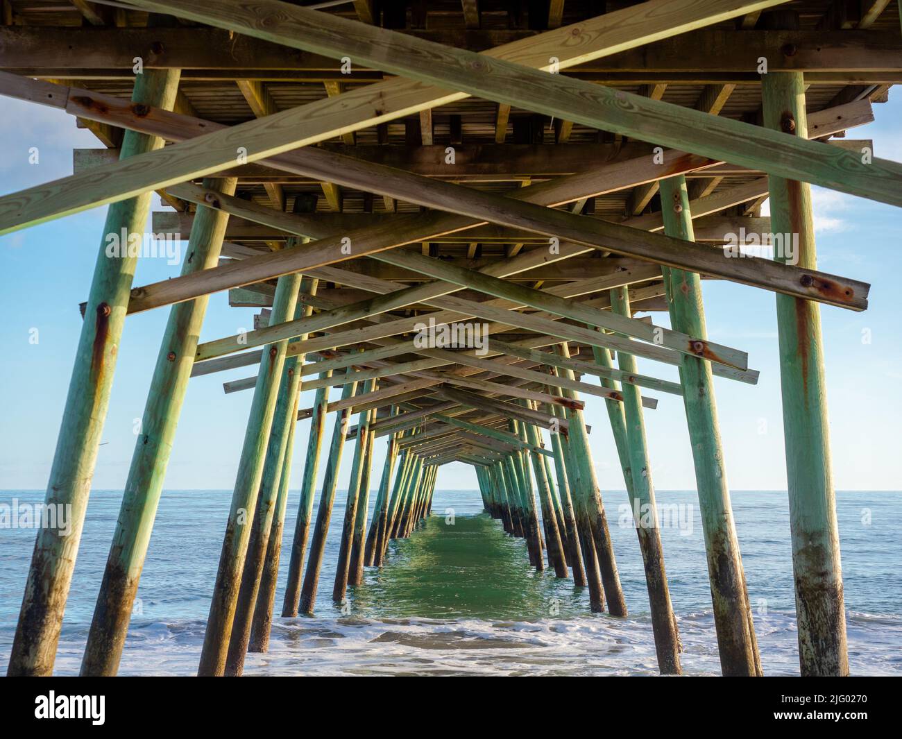 Emerald Isle Pier prise de vue depuis la plage montrant le fond de la structure et de l'océan Banque D'Images