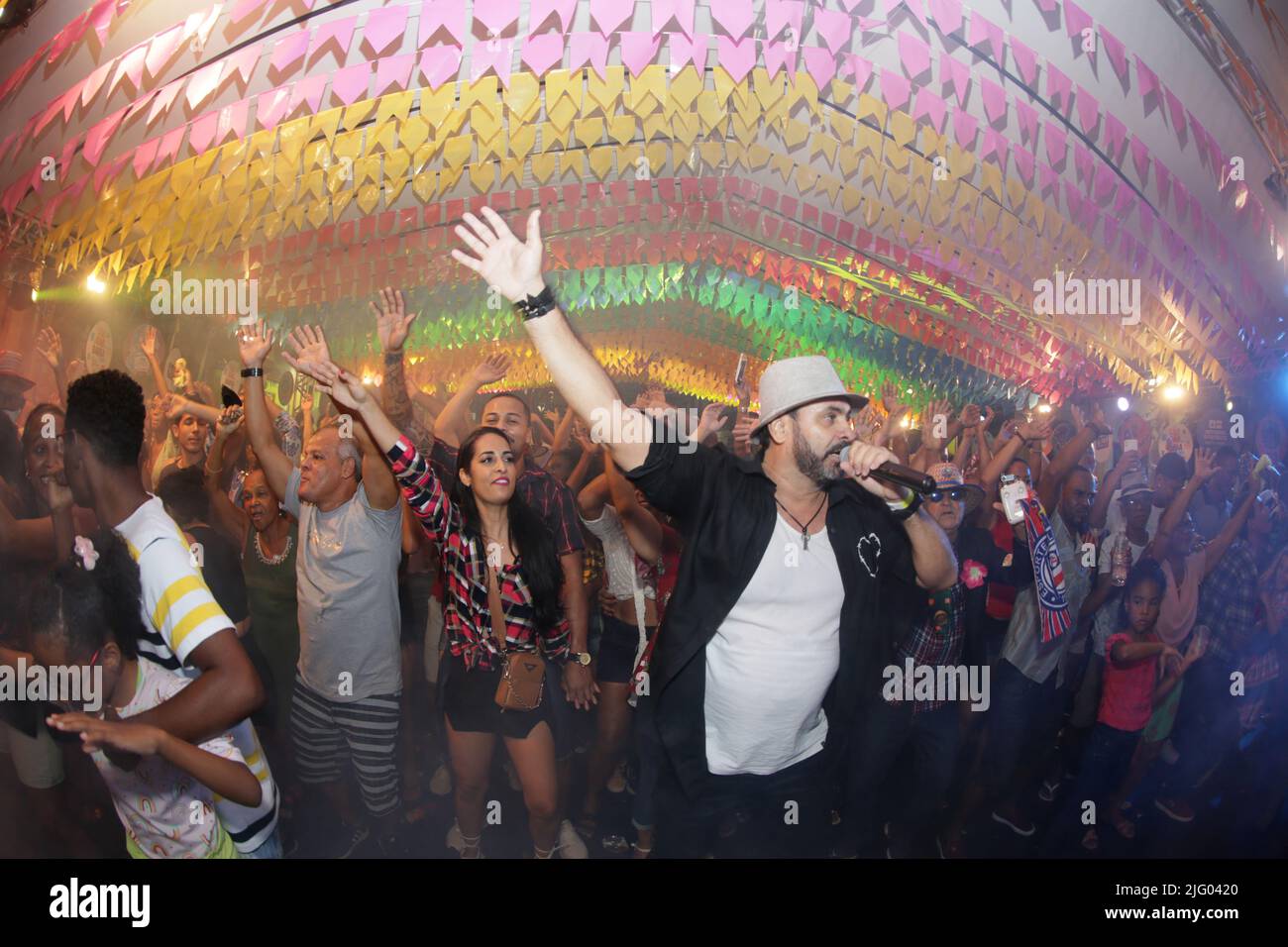 salvador, bahia, brésil - 26 juin 2022: Banda Flor de Milho applaudit le public lors d'une fête en l'honneur de Sao Joao à Pelourinho, centre historique de Banque D'Images