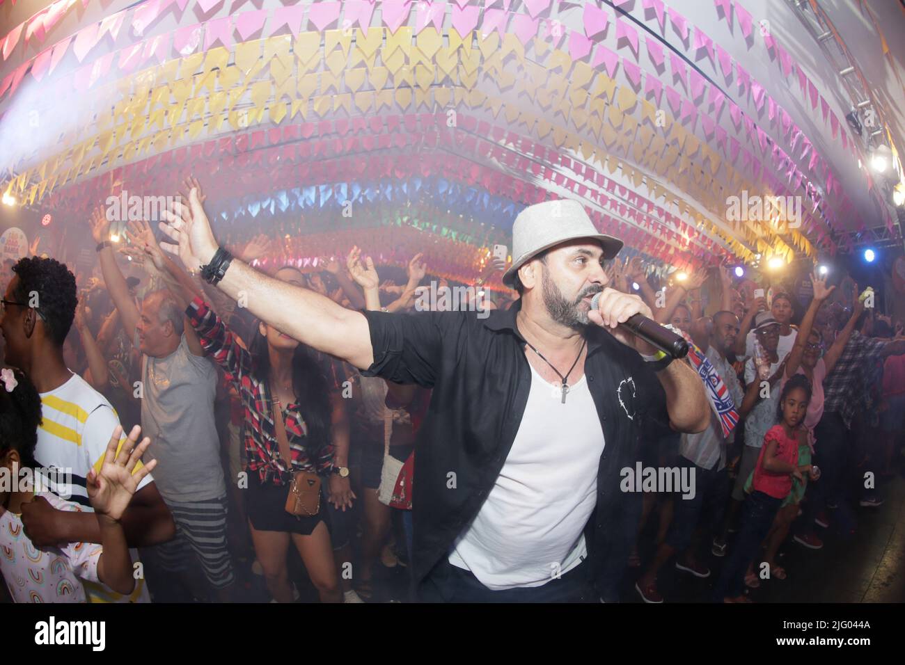 salvador, bahia, brésil - 26 juin 2022: Banda Flor de Milho applaudit le public lors d'une fête en l'honneur de Sao Joao à Pelourinho, centre historique de Banque D'Images