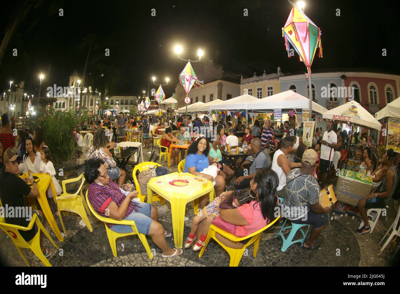 salvador, bahia, brésil - 26 juin 2022: Les gens dans les bars lors d'une fête en l'honneur de Sao Joao à Pelourinho, centre historique de Salvador. Banque D'Images