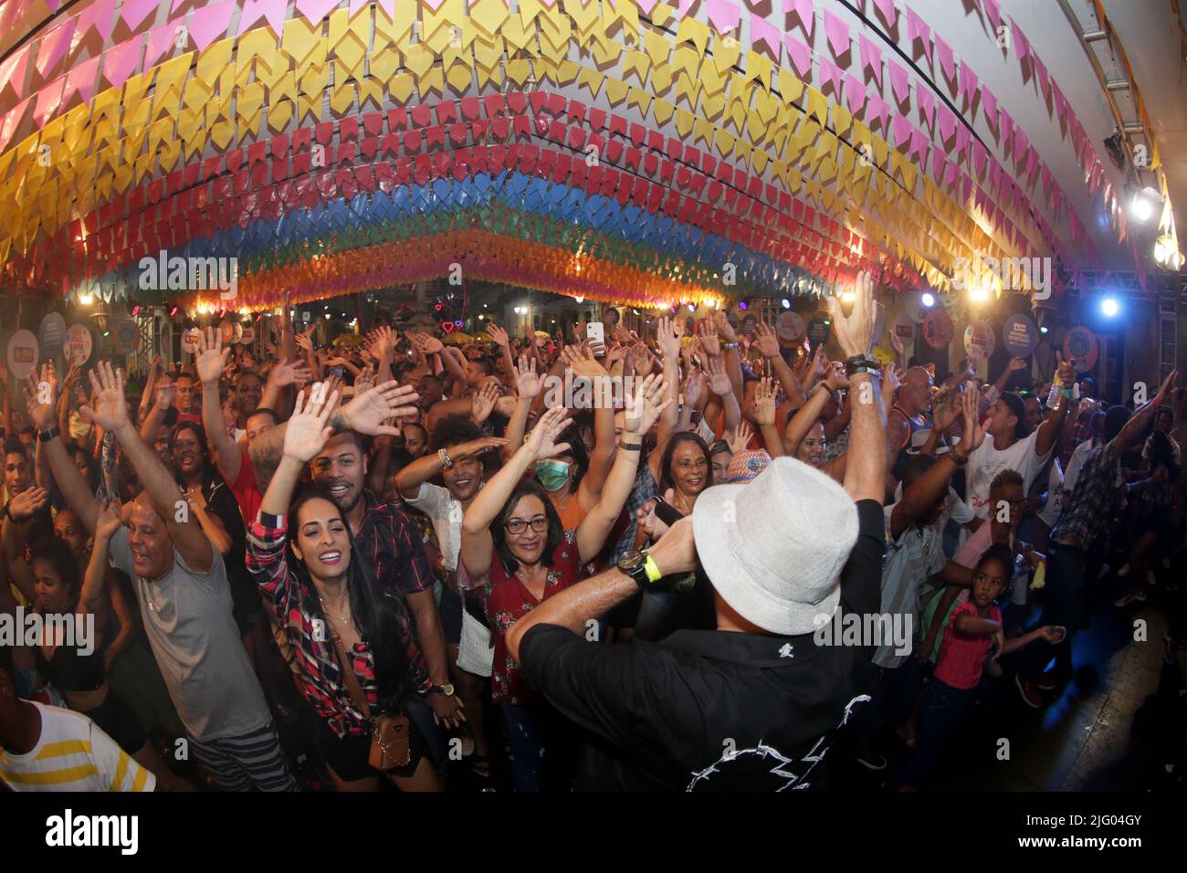 salvador, bahia, brésil - 26 juin 2022: Banda Flor de Milho applaudit le public lors d'une fête en l'honneur de Sao Joao à Pelourinho, centre historique de Banque D'Images