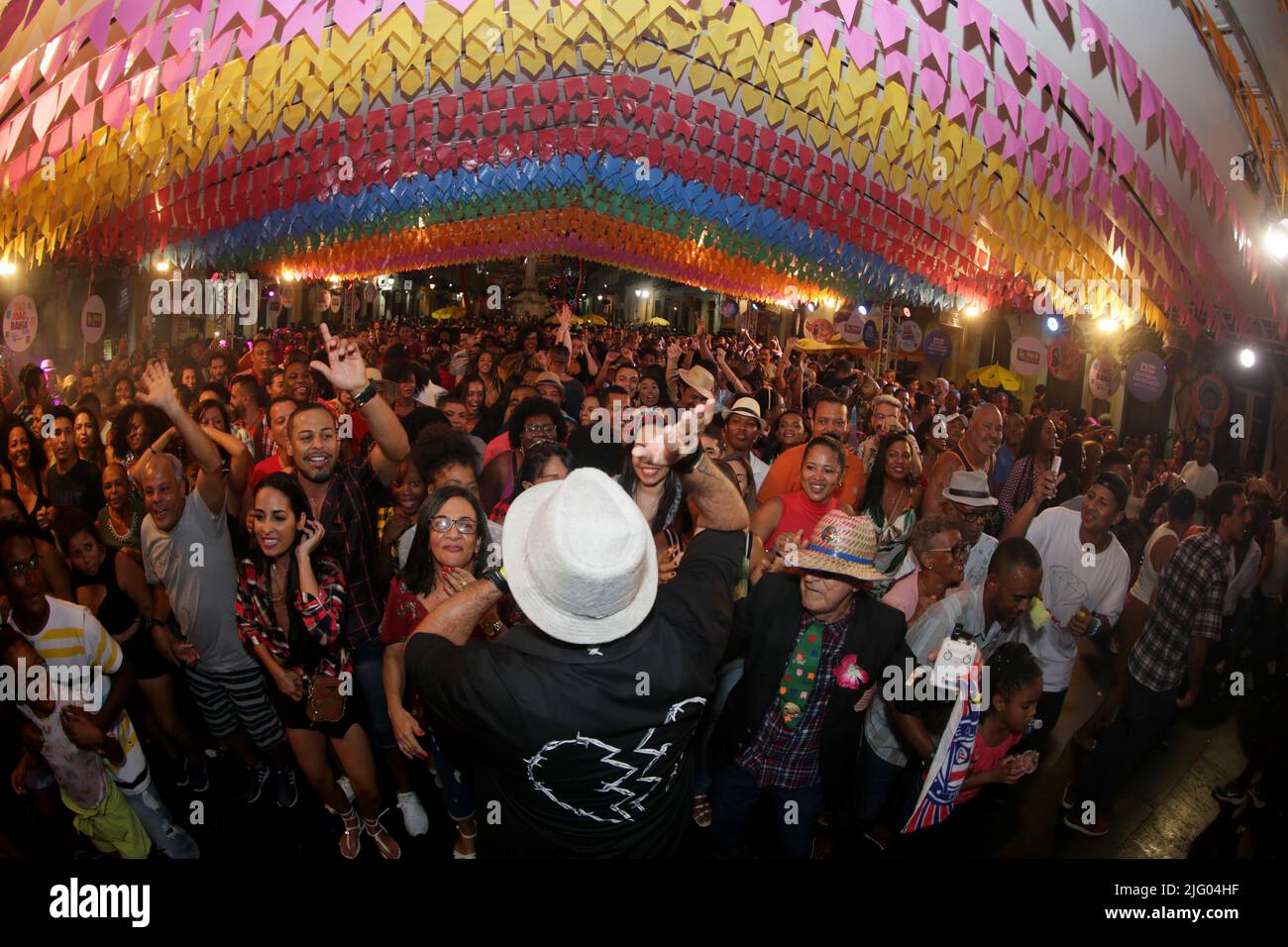 salvador, bahia, brésil - 26 juin 2022: Banda Flor de Milho applaudit le public lors d'une fête en l'honneur de Sao Joao à Pelourinho, centre historique de Banque D'Images