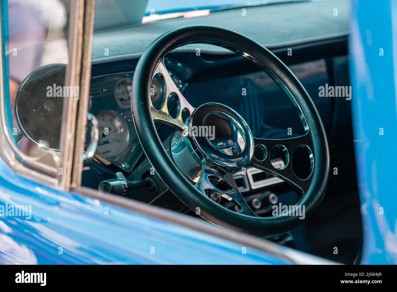 Andover, ma, US-26 juin 2022 : vue rapprochée du volant dans une voiture classique bleu vif. Banque D'Images