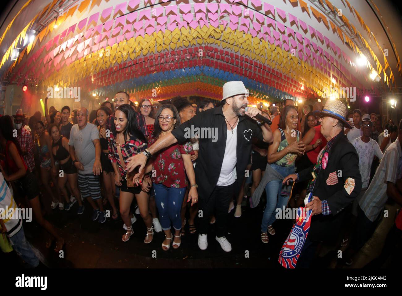 salvador, bahia, brésil - 26 juin 2022: Banda Flor de Milho applaudit le public lors d'une fête en l'honneur de Sao Joao à Pelourinho, centre historique de Banque D'Images