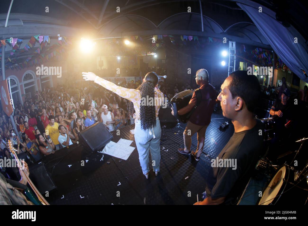 salvador, bahia, brésil - 26 juin 2022 : la chanteuse Cicinho de Assis lors d'une fête en l'honneur de Sao Joao à Pelourinho, le centre historique de Salvado Banque D'Images