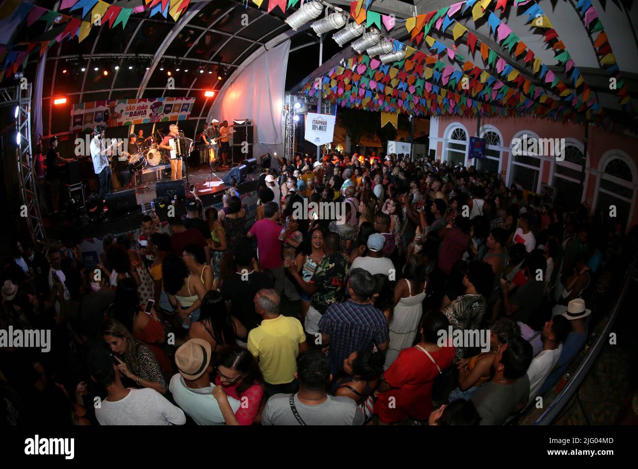 salvador, bahia, brésil - 26 juin 2022 : la chanteuse Cicinho de Assis lors d'une fête en l'honneur de Sao Joao à Pelourinho, le centre historique de Salvado Banque D'Images