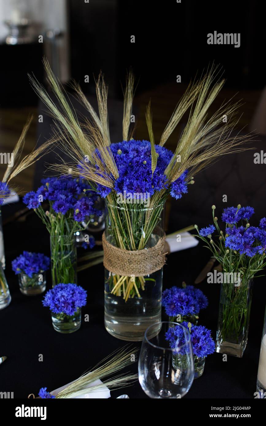 Un ensemble de meubles dans un café. Vase avec décoration de fleurs pour le restaurant. Nappe noire Banque D'Images