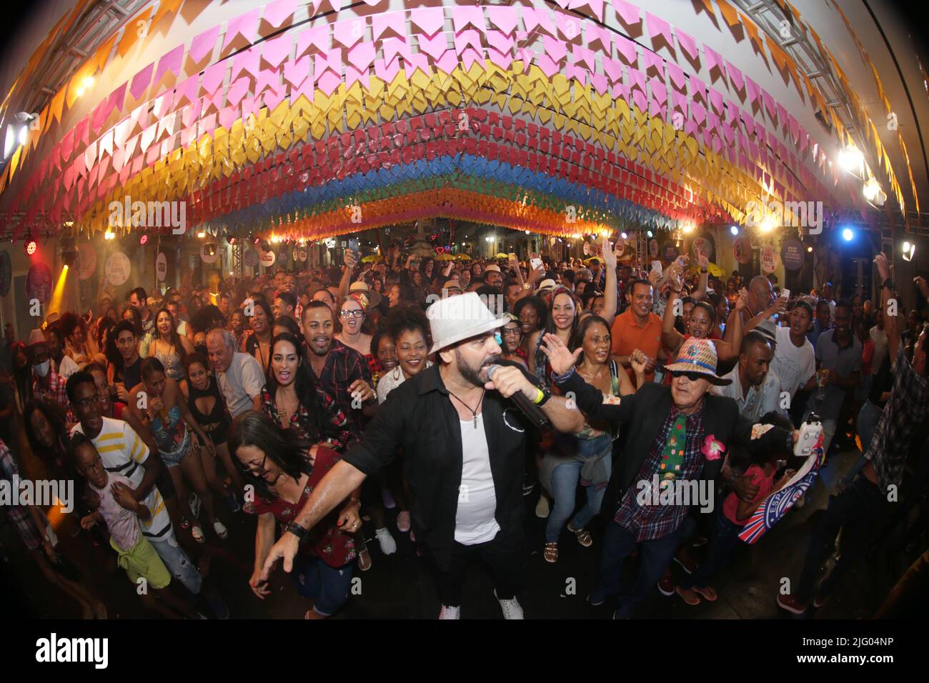 salvador, bahia, brésil - 26 juin 2022: Banda Flor de Milho applaudit le public lors d'une fête en l'honneur de Sao Joao à Pelourinho, centre historique de Banque D'Images
