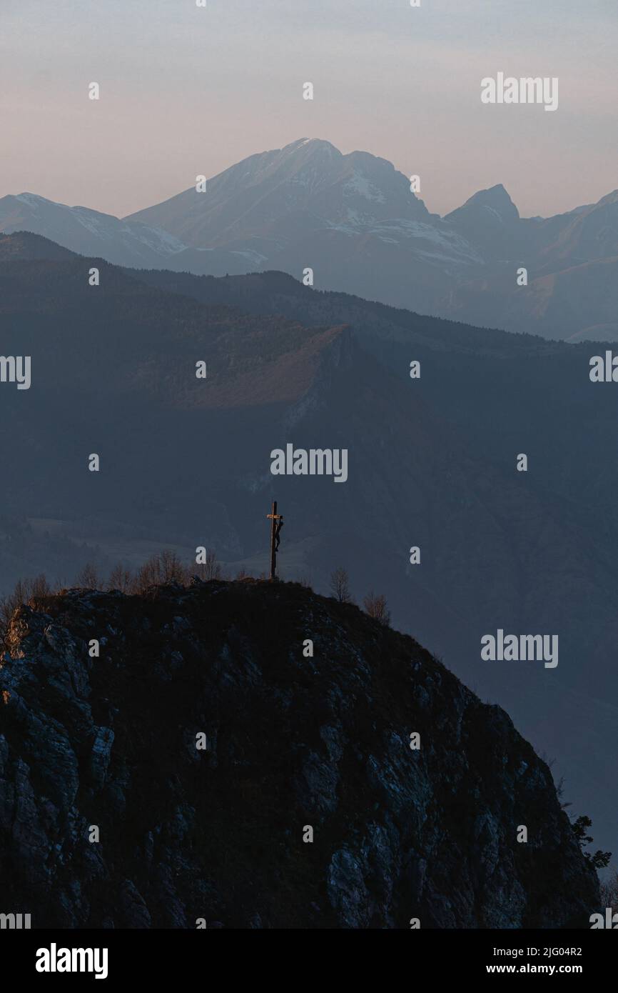 Les montagnes entre val camonica et val seriana, près du lac iseo, pendant l'heure d'or d'une journée d'hiver près de la ville de zone, Italie, février 2022 Banque D'Images