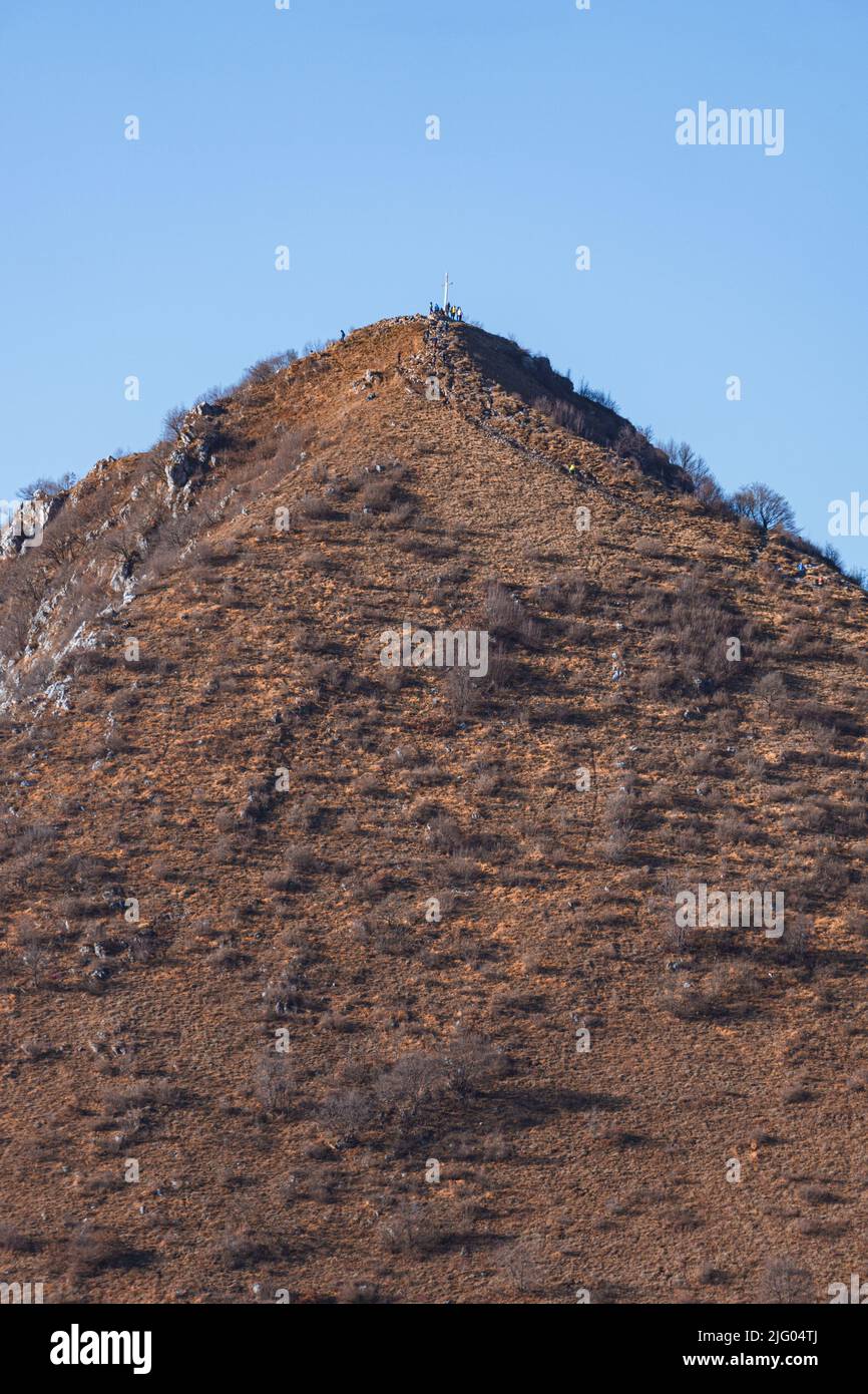 Les montagnes entre val camonica et val seriana, près du lac iseo, pendant l'heure d'or d'une journée d'hiver près de la ville de zone, Italie, février 2022 Banque D'Images