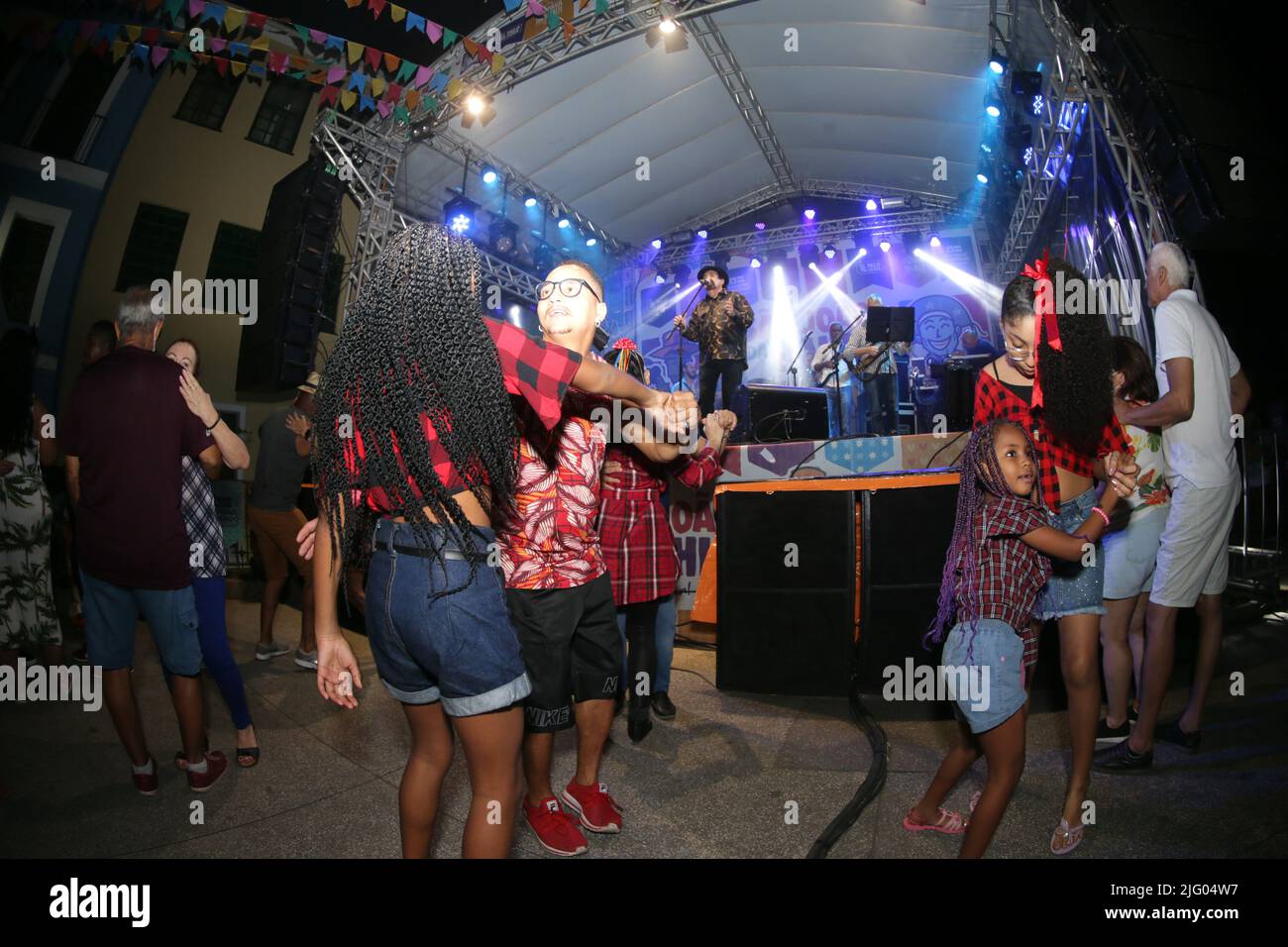 salvador, bahia, brésil - 26 juin 2022: Les gens dansant Forro lors d'une fête en l'honneur de Sao Joao à Pelourinho, le centre historique de la ville de sa Banque D'Images
