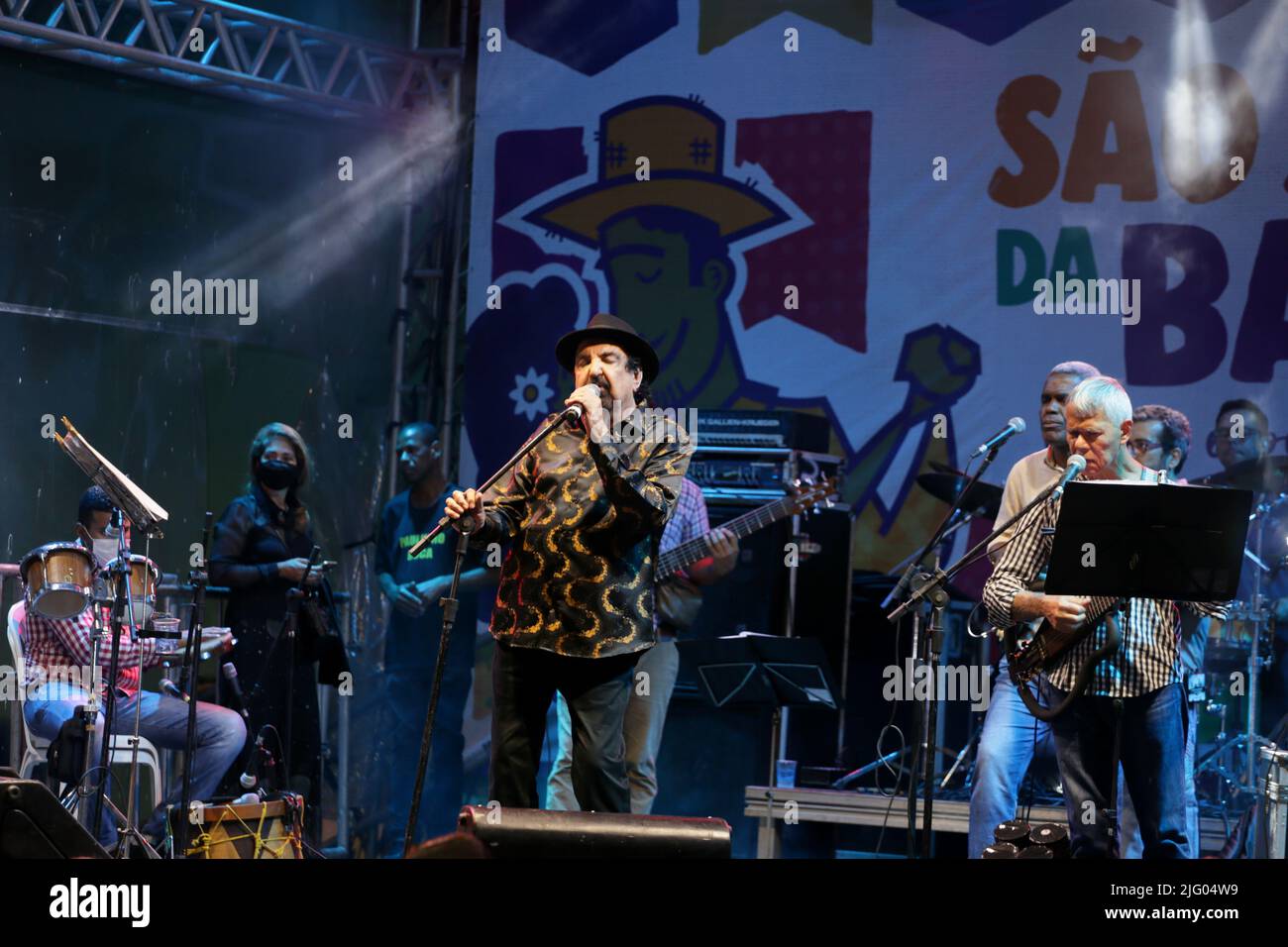 salvador, bahia, brésil - 26 juin 2022 : la chanteuse Paulinho Boca se produit à Pelourinho lors d'une fête en l'honneur de São João dans la ville de Salvador. Banque D'Images