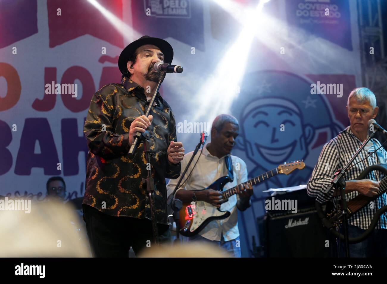 salvador, bahia, brésil - 26 juin 2022 : la chanteuse Paulinho Boca se produit à Pelourinho lors d'une fête en l'honneur de São João dans la ville de Salvador. Banque D'Images