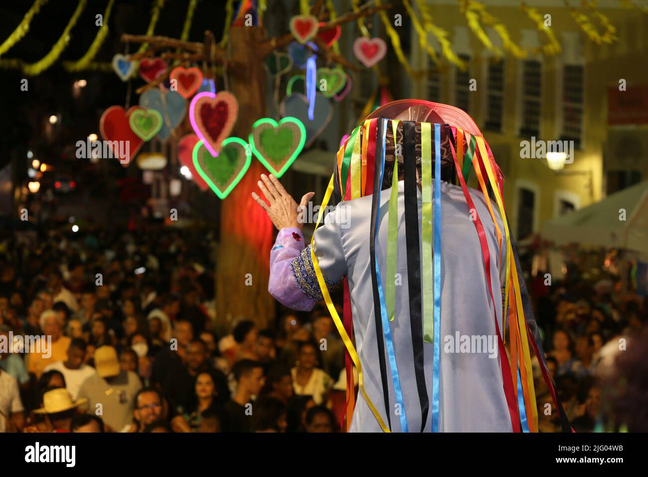 salvador, bahia, brésil - 26 juin 2022 : le chanteur Val Macambira se produit à Pelourinho lors d'une fête en l'honneur de Sao Joao dans la ville de Salvador. Banque D'Images