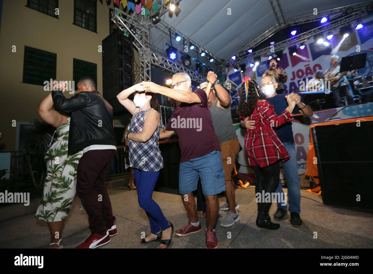 salvador, bahia, brésil - 26 juin 2022: Les gens dansant Forro lors d'une fête en l'honneur de Sao Joao à Pelourinho, le centre historique de la ville de sa Banque D'Images