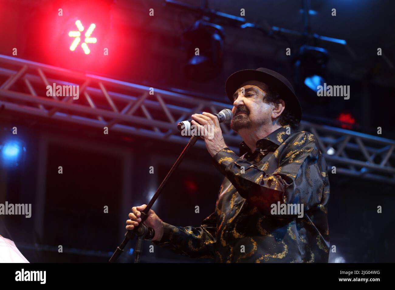 salvador, bahia, brésil - 26 juin 2022 : la chanteuse Paulinho Boca se produit à Pelourinho lors d'une fête en l'honneur de São João dans la ville de Salvador. Banque D'Images