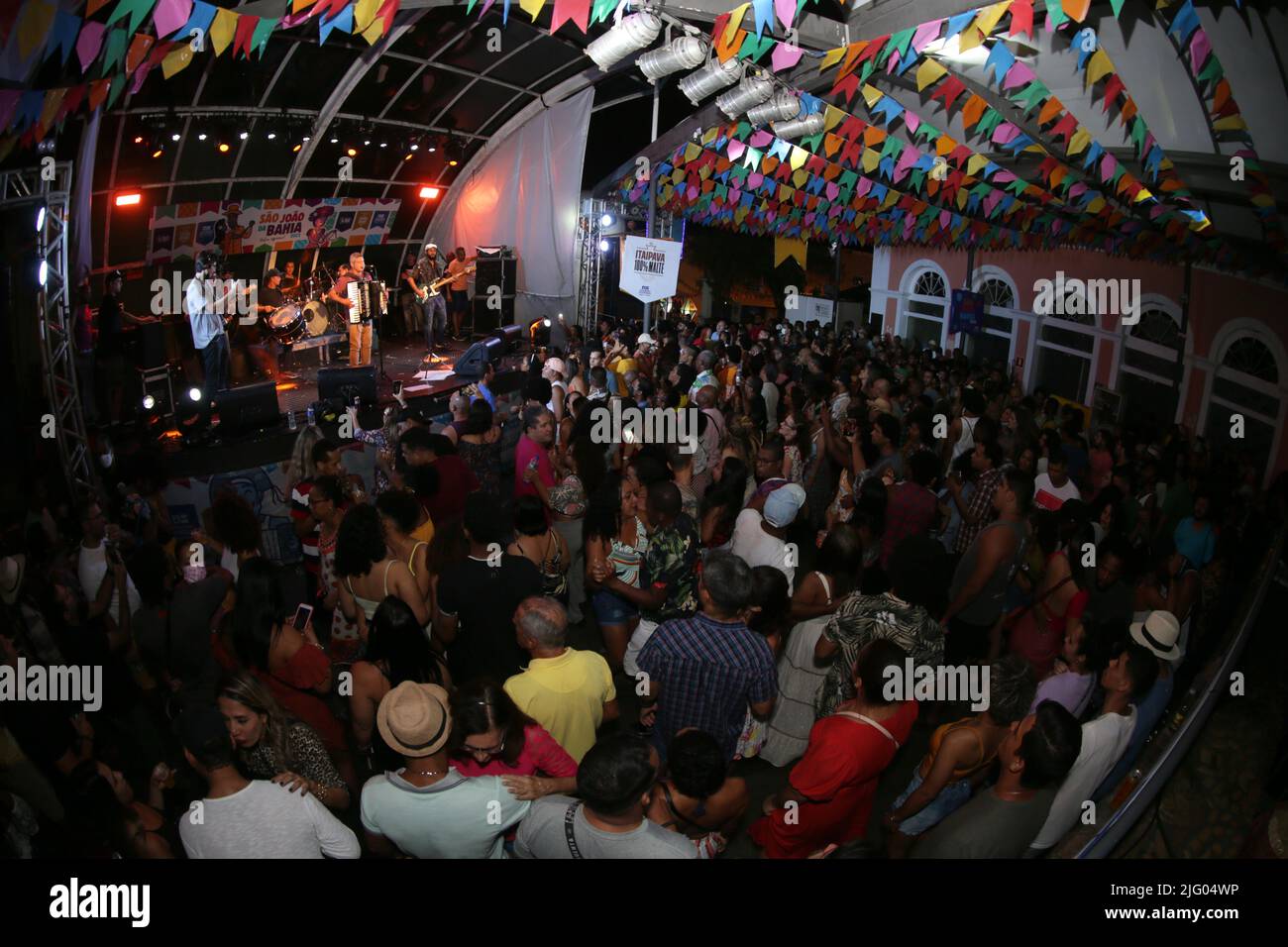 salvador, bahia, brésil - 26 juin 2022 : la chanteuse Cicinho de Assis lors d'une fête en l'honneur de Sao Joao à Pelourinho, le centre historique de Salvado Banque D'Images
