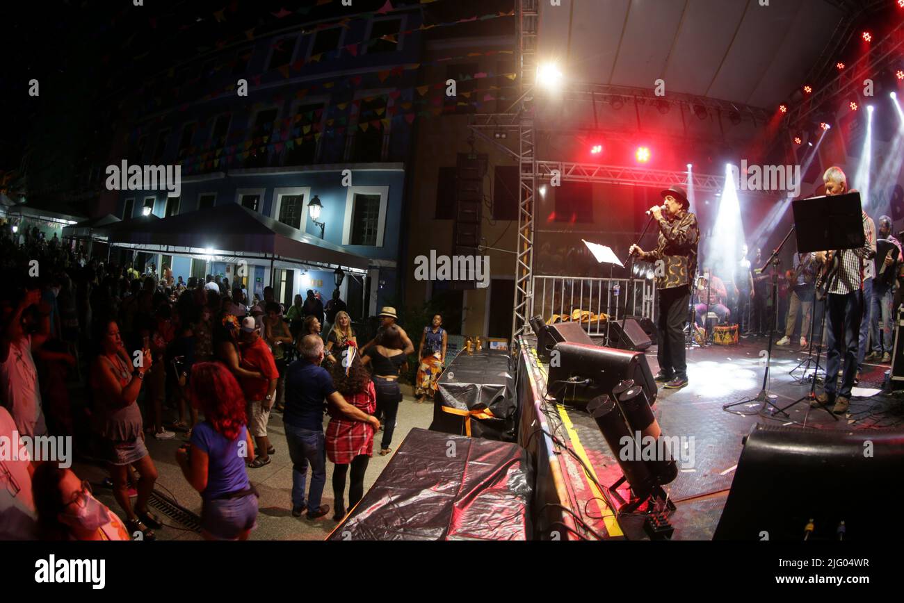 salvador, bahia, brésil - 26 juin 2022 : la chanteuse Paulinho Boca se produit à Pelourinho lors d'une fête en l'honneur de São João dans la ville de Salvador. Banque D'Images