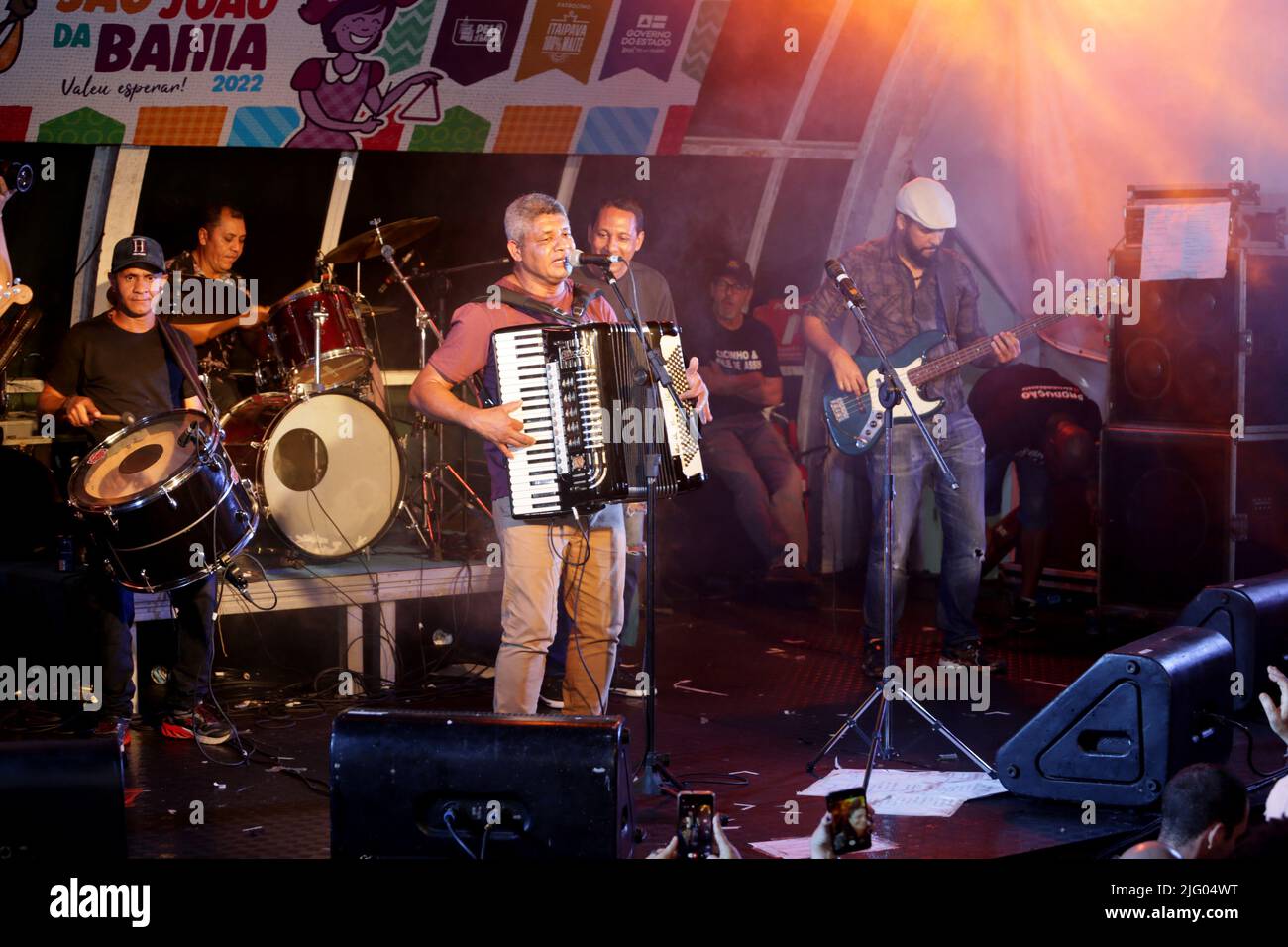 salvador, bahia, brésil - 26 juin 2022 : la chanteuse Cicinho de Assis lors d'une fête en l'honneur de Sao Joao à Pelourinho, le centre historique de Salvado Banque D'Images