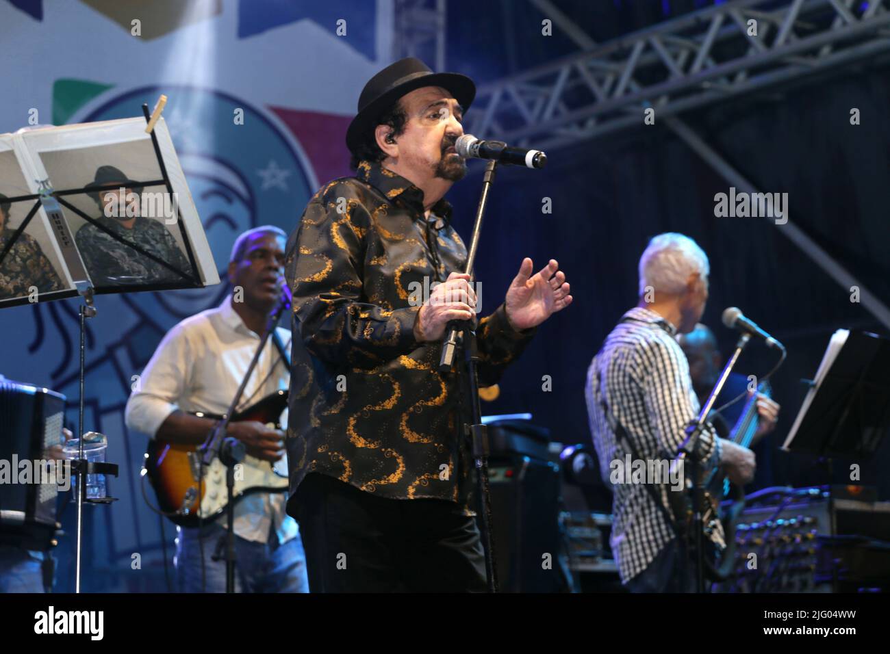 salvador, bahia, brésil - 26 juin 2022 : la chanteuse Paulinho Boca se produit à Pelourinho lors d'une fête en l'honneur de São João dans la ville de Salvador. Banque D'Images