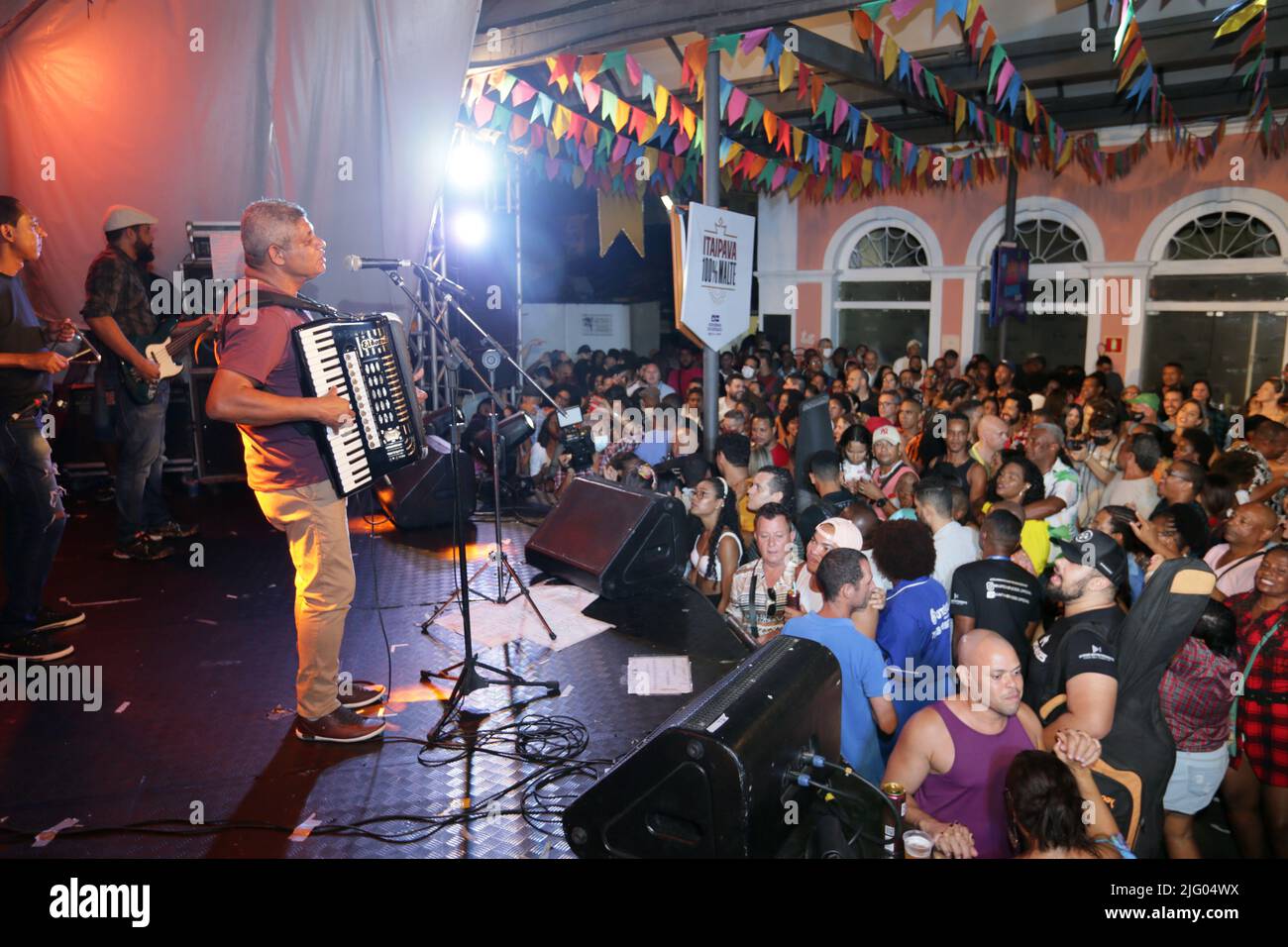 salvador, bahia, brésil - 26 juin 2022 : la chanteuse Cicinho de Assis lors d'une fête en l'honneur de Sao Joao à Pelourinho, le centre historique de Salvado Banque D'Images