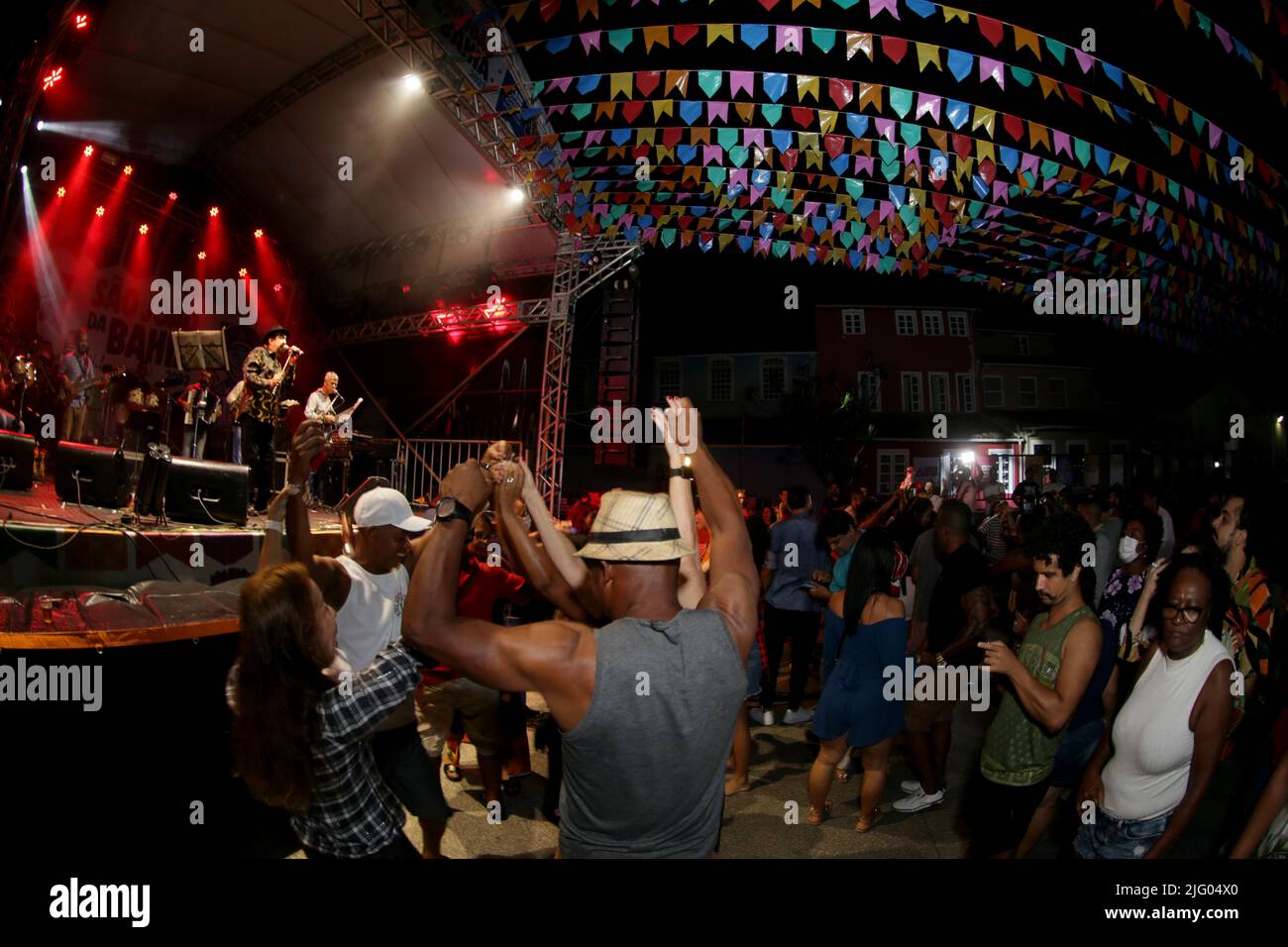 salvador, bahia, brésil - 26 juin 2022 : la chanteuse Paulinho Boca se produit à Pelourinho lors d'une fête en l'honneur de São João dans la ville de Salvador. Banque D'Images