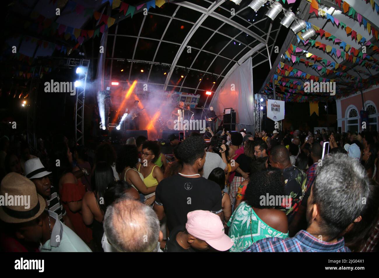 salvador, bahia, brésil - 26 juin 2022 : la chanteuse Cicinho de Assis lors d'une fête en l'honneur de Sao Joao à Pelourinho, le centre historique de Salvado Banque D'Images