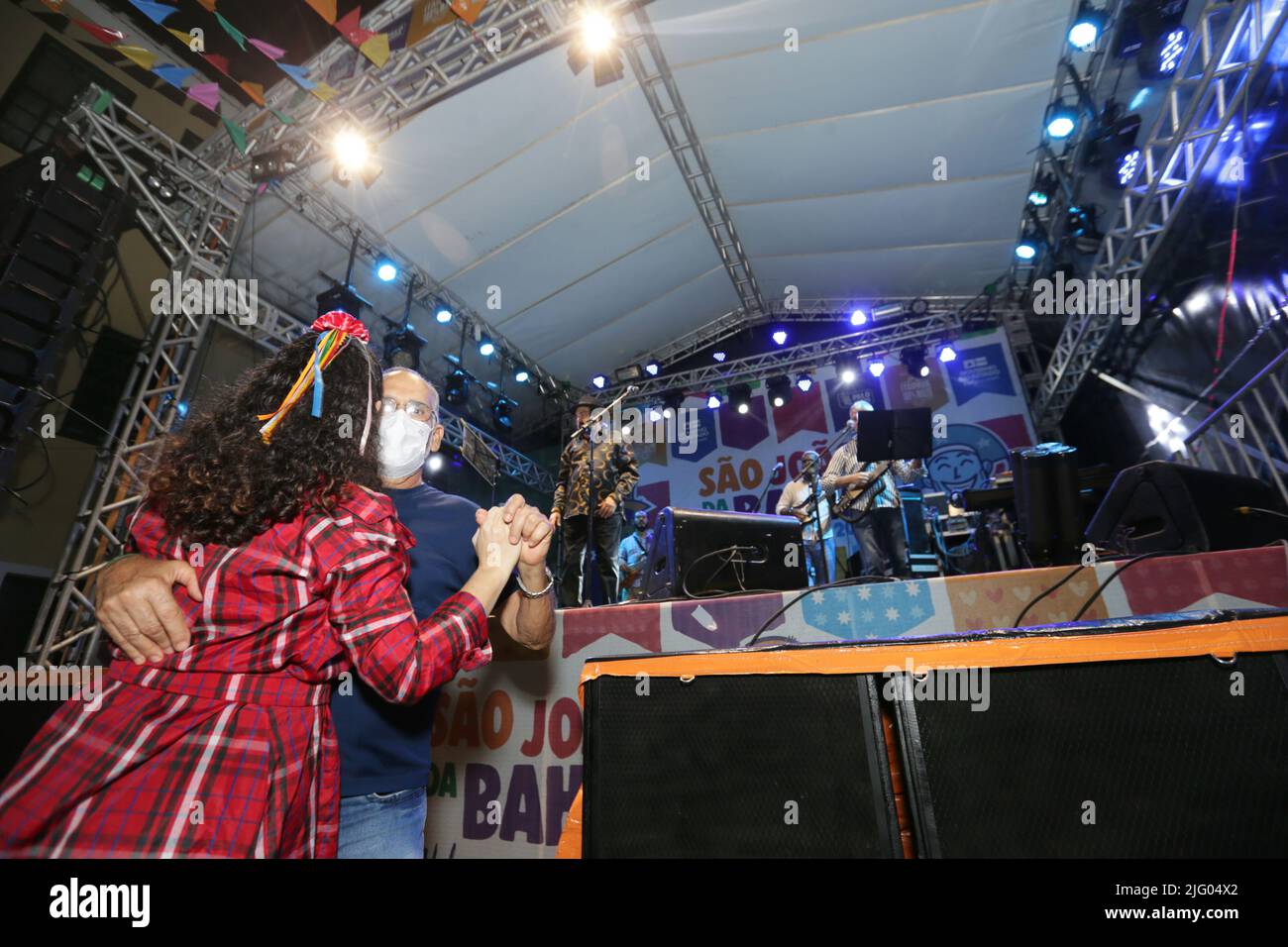 salvador, bahia, brésil - 26 juin 2022: Les gens dansant Forro lors d'une fête en l'honneur de Sao Joao à Pelourinho, le centre historique de la ville de sa Banque D'Images