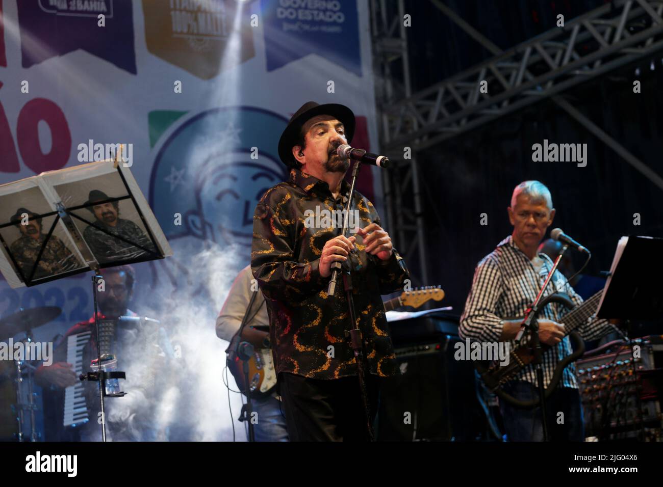 salvador, bahia, brésil - 26 juin 2022 : la chanteuse Paulinho Boca se produit à Pelourinho lors d'une fête en l'honneur de São João dans la ville de Salvador. Banque D'Images
